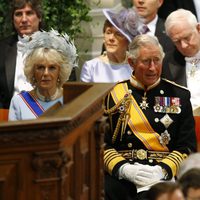 El príncipe Carlos de Inglaterra y Camila Parker durante la investidura de Guillermo Alejandro de Holanda