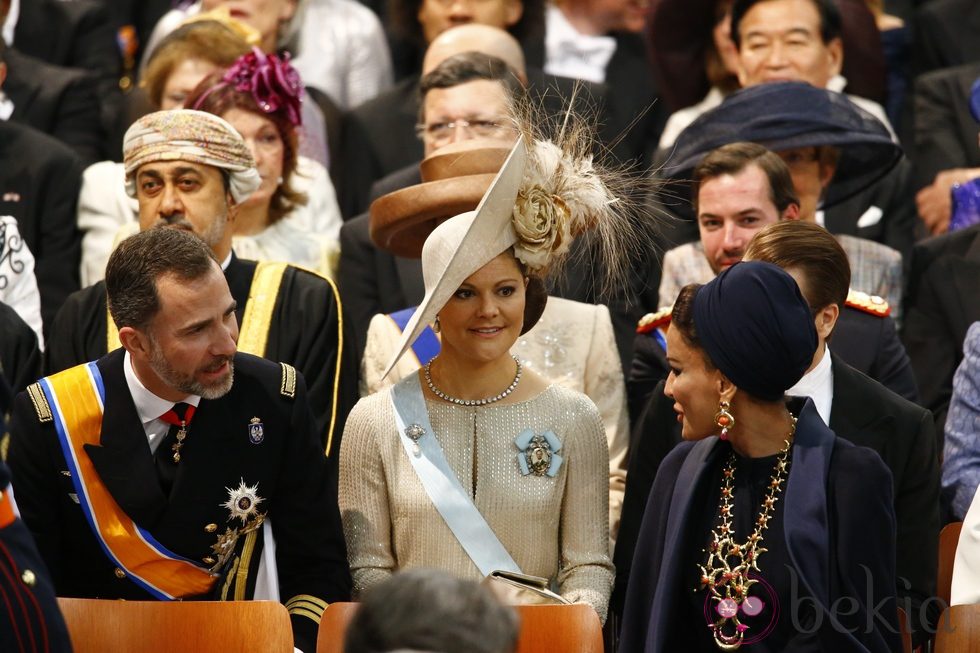 El Príncipe Felipe, Victoria de Suecia y Mozah de Qatar durante la investidura de Guillermo Alejandro de Holanda