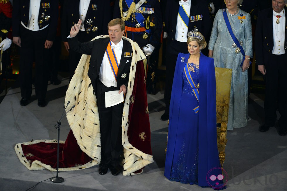 El Rey Guillermo Alejandro jura la Constitución al lado de su mujer Máxima de Holanda