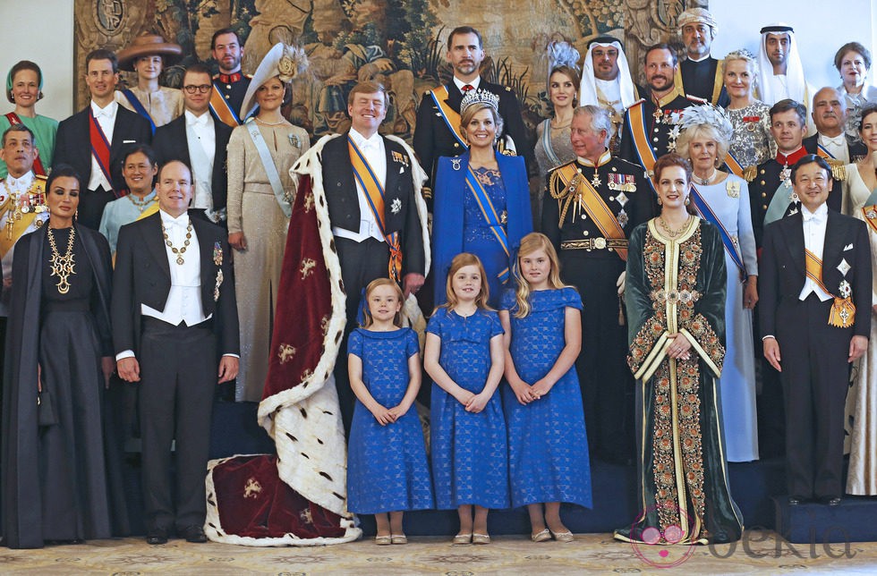 Los Reyes Guillermo y Máxima con los invitados reales a la investidura