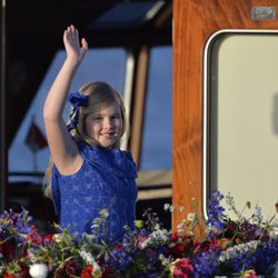 Amalia de Holanda saluda durante el crucero de la coronación del Rey Guillermo Alejandro