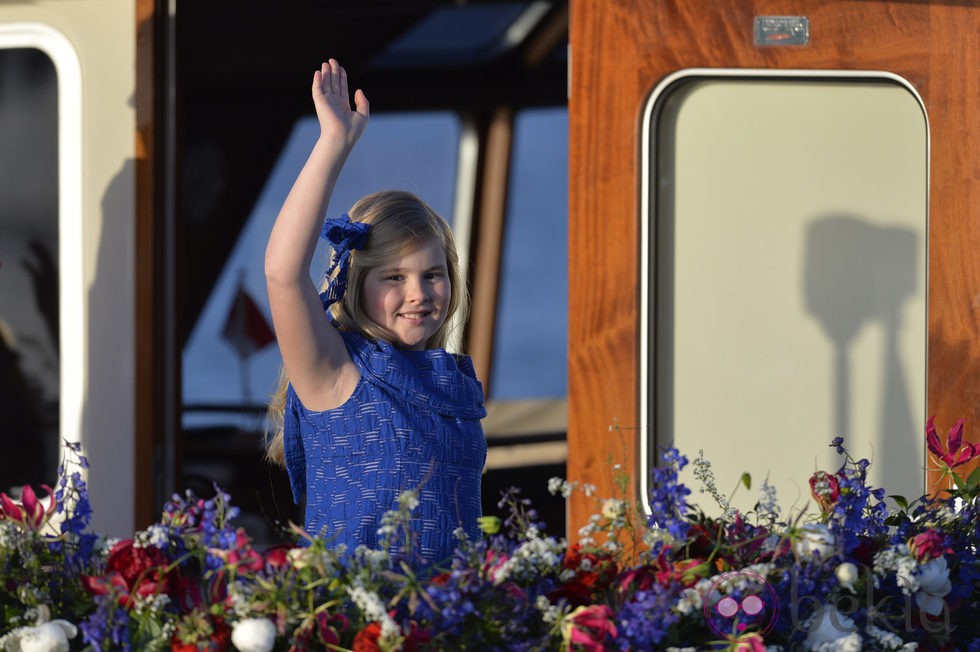 Amalia de Holanda saluda durante el crucero de la coronación del Rey Guillermo Alejandro