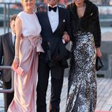 Mabel, Mauricio y María Elena Ángela de Holanda en la cena de gala por la coronación de Guillermo Alejandro de Holanda