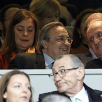 El Rey Juan Carlos, espectador del Real Madrid-Borussia junto a Florentino Pérez