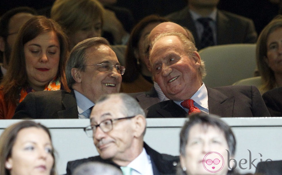 El Rey Juan Carlos, espectador del Real Madrid-Borussia junto a Florentino Pérez