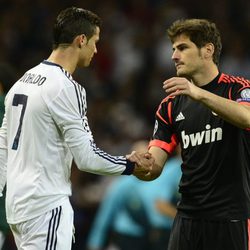 Iker Casillas saluda a Cristiano Ronaldo tras la eliminación del Real Madrid en la Champions