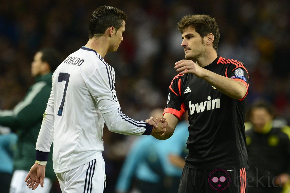 Iker Casillas saluda a Cristiano Ronaldo tras la eliminación del Real Madrid en la Champions