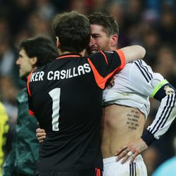 Iker Casillas abraza a un emocionado Sergio Ramos tras la eliminación del Real Madrid en la Champions