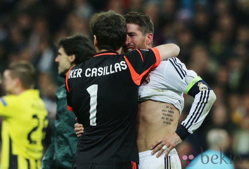 Iker Casillas abraza a un emocionado Sergio Ramos tras la eliminación del Real Madrid en la Champions