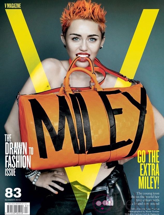 Miley Cyrus posa con un bolso con su nombre