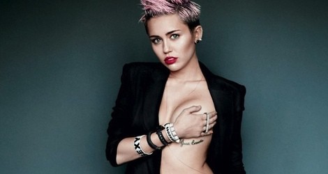 Miley Cyrus posa tapándose un pecho