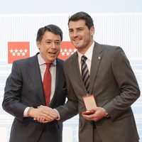 Ignacio González impone la Medalla de Oro de la Comunidad de Madrid a Iker Casillas