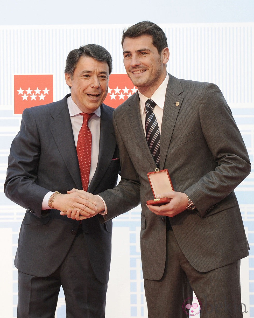 Ignacio González impone la Medalla de Oro de la Comunidad de Madrid a Iker Casillas