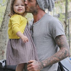 David Beckham besa a Harper Seven en París