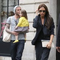 David y Victoria Beckham pasean con Harper Seven por París