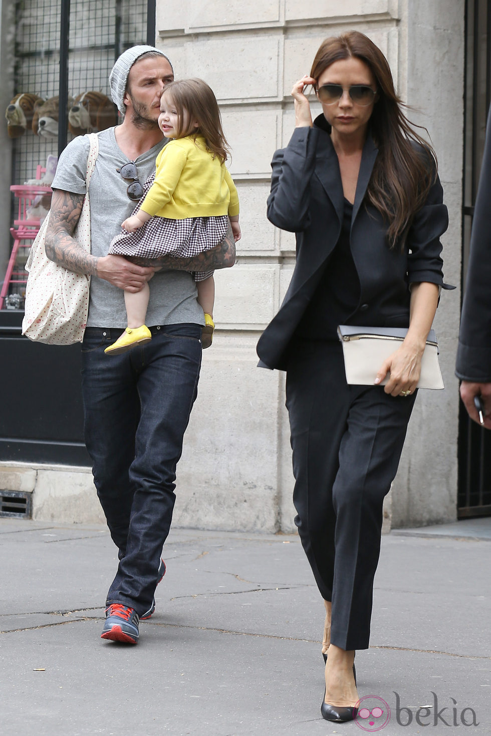 David y Victoria Beckham pasean con Harper Seven por París