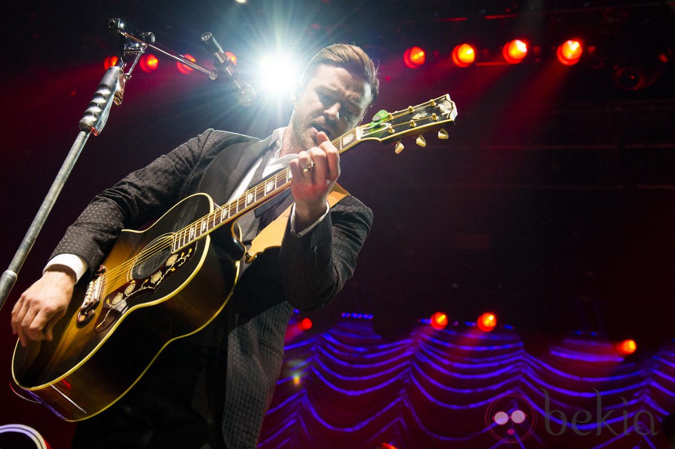 Justin Timberlake tocando la guitarra durante su concierto en el Roseland Ballroom de Nueva York