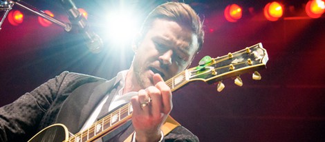 Justin Timberlake tocando la guitarra durante su concierto en el Roseland Ballroom de Nueva York