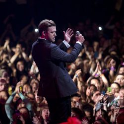 Justin Timberlake rodeado de fans en su concierto en el Roseland Ballroom de Nueva York