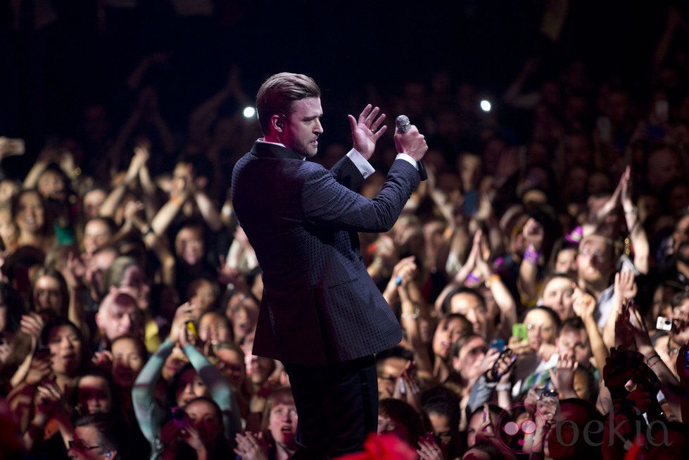 Justin Timberlake rodeado de fans en su concierto en el Roseland Ballroom de Nueva York