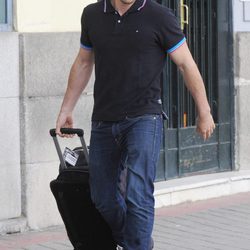 Miguel Ángel Silvestre con una maleta por las calles de Madrid
