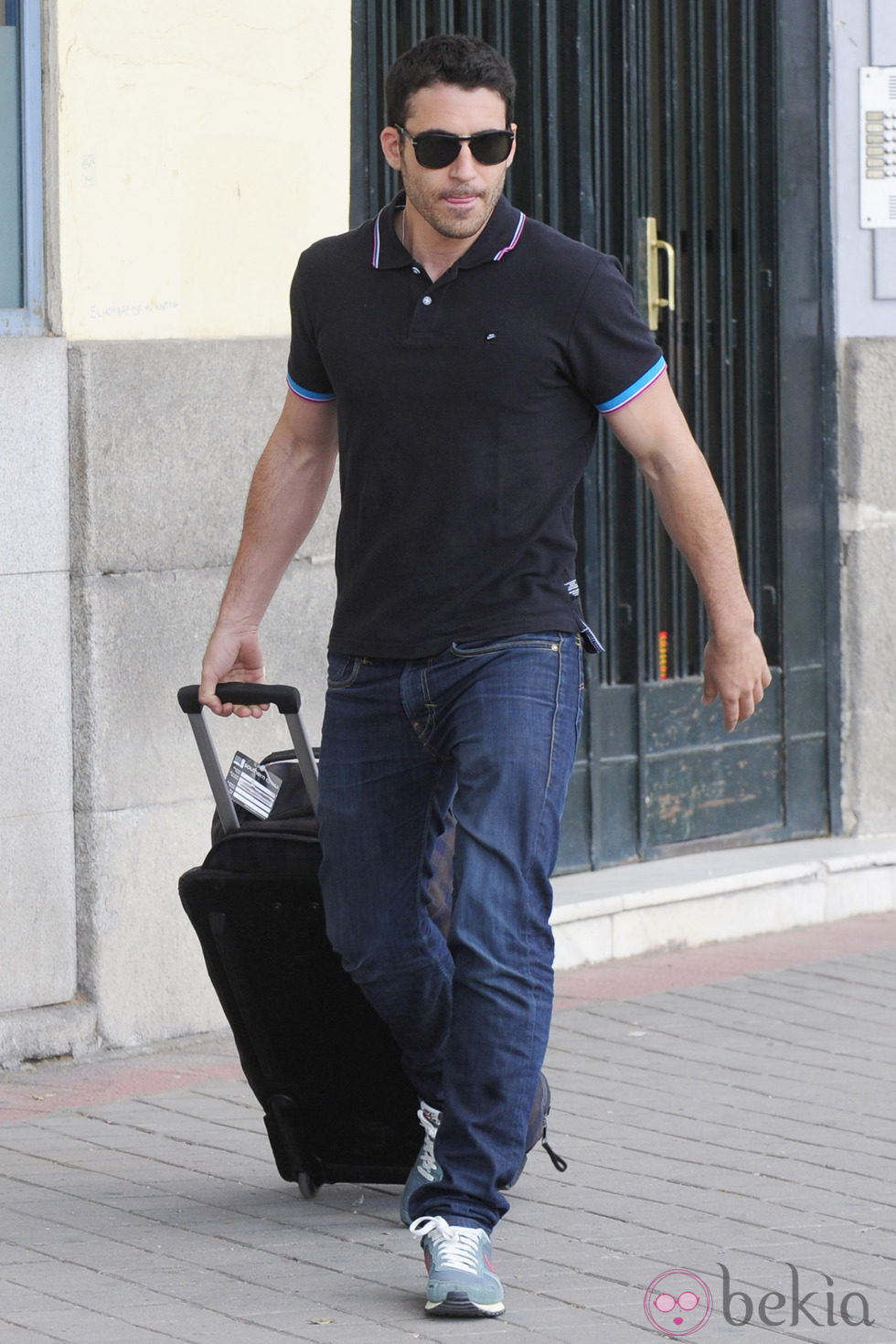 Miguel Ángel Silvestre con una maleta por las calles de Madrid