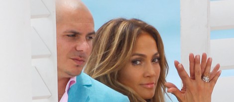 Jennifer Lopez y Pitbull posando juntos en el videoclip de 'Live It Up' en Miami