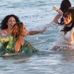 Jennifer Lopez en la playa en el videoclip de 'Live It Up' en Miami