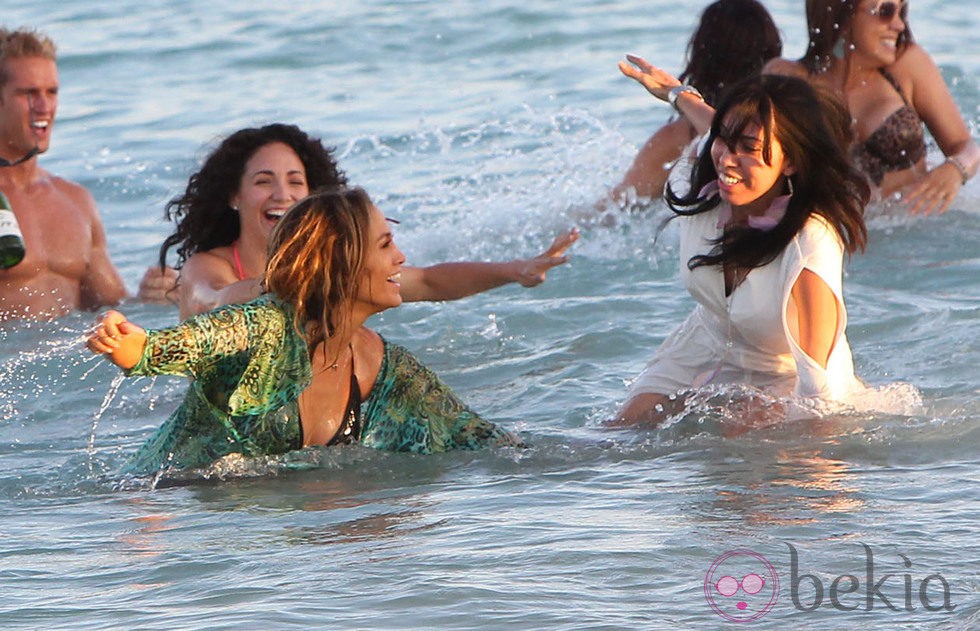 Jennifer Lopez en la playa en el videoclip de 'Live It Up' en Miami