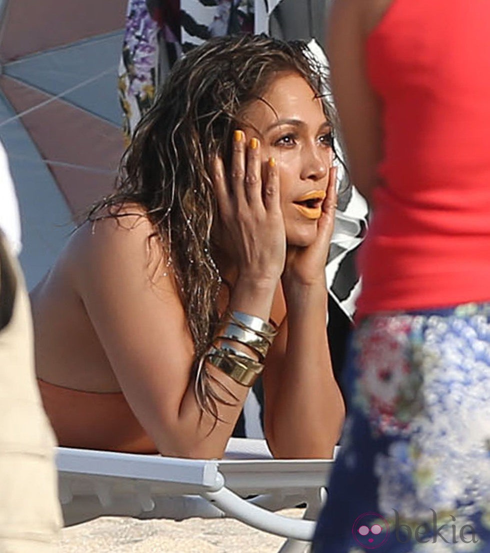 Jennifer Lopez posando sexualmente en el videoclip de 'Live It Up' en Miami