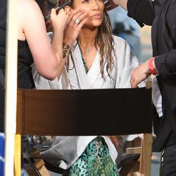 Jennifer Lopez maquillándose en el videoclip de 'Live It Up' en Miami