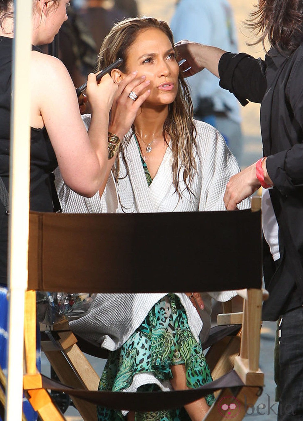 Jennifer Lopez maquillándose en el videoclip de 'Live It Up' en Miami