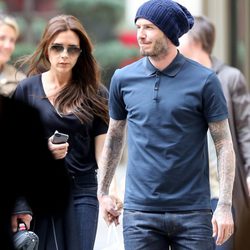 Victoria Beckham y David Beckham cogidos de la mano por las calles de París