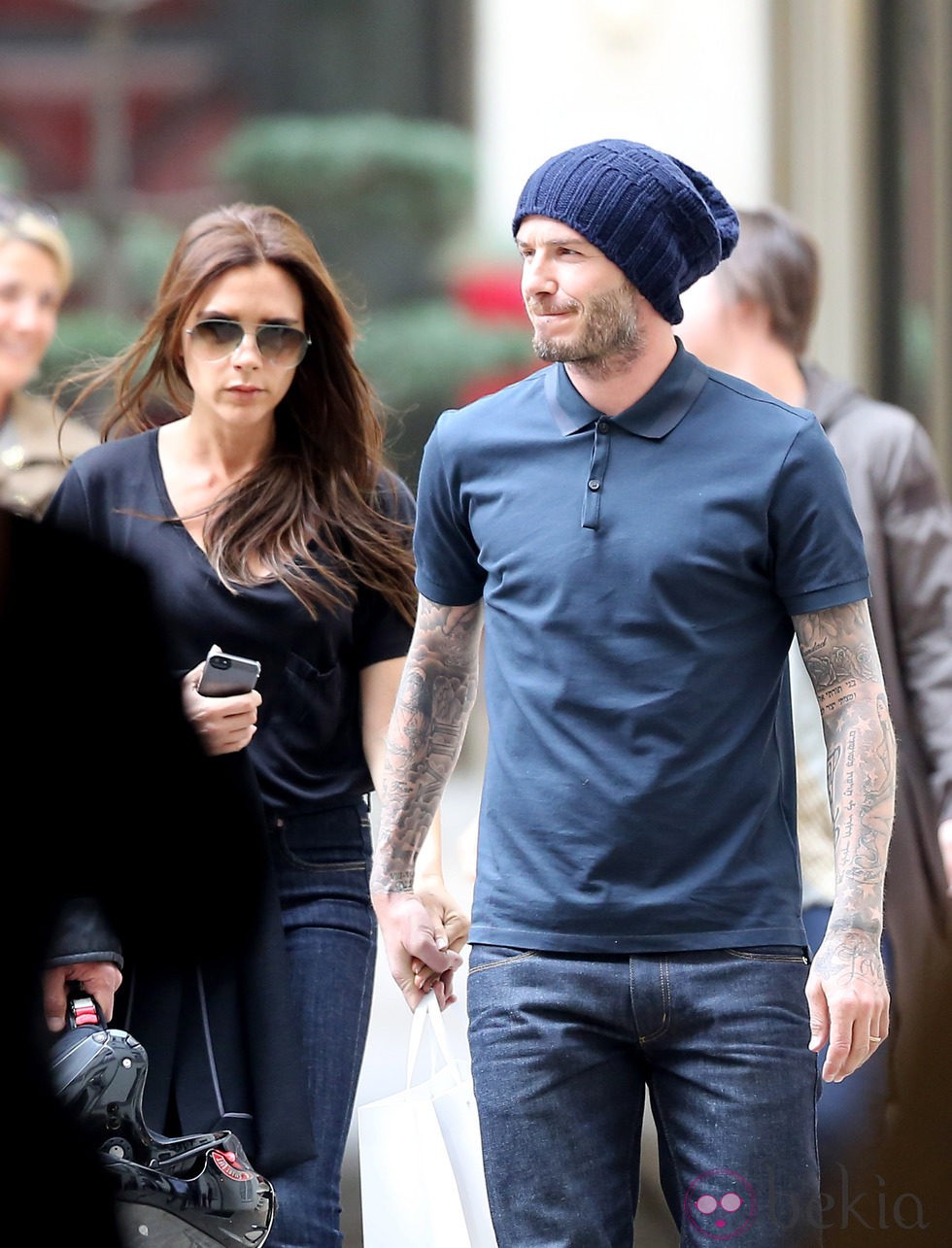 Victoria Beckham y David Beckham cogidos de la mano por las calles de París