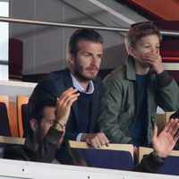 David Beckham con sus hijos Brooklyn y Romeo en un partido del Paris Saint Germain