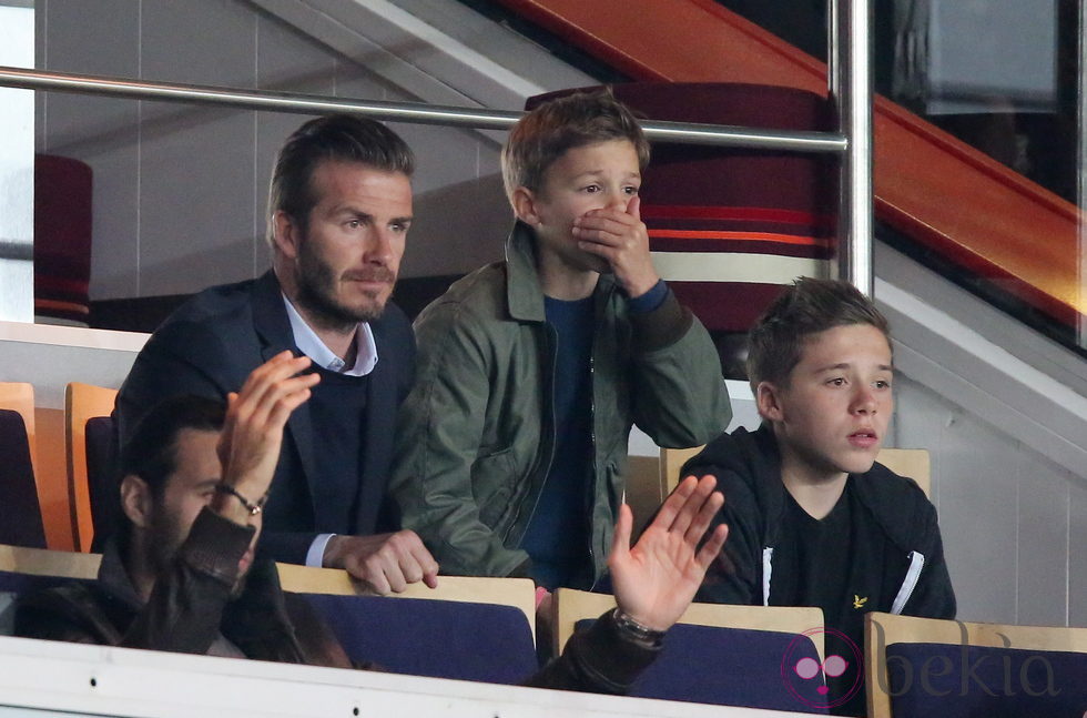 David Beckham con sus hijos Brooklyn y Romeo en un partido del Paris Saint Germain