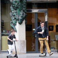 Brooklyn y Cruz Beckham montando en patinete por las calles de París