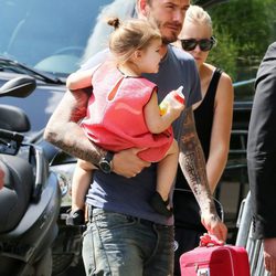 David Beckham y Harper Seven acuden a comer al restaurante de la Torre Eiffel