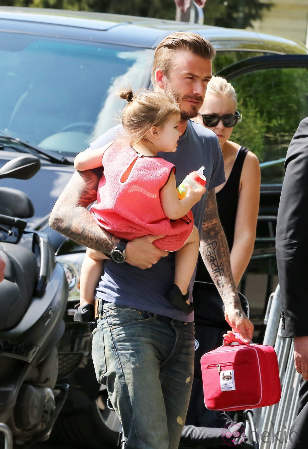David Beckham y Harper Seven acuden a comer al restaurante de la Torre Eiffel