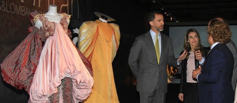 Los Príncipes de Asturias con Victorio y Lucchino en una exposición en Sevilla
