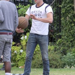 Zac Efron juega a baloncesto durante el rodaje de 'Townies'