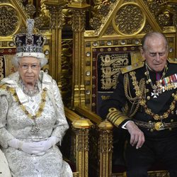 La Reina Isabel y el Duque de Edimburgo en la lectura del programa legislativo del Gobierno Británico