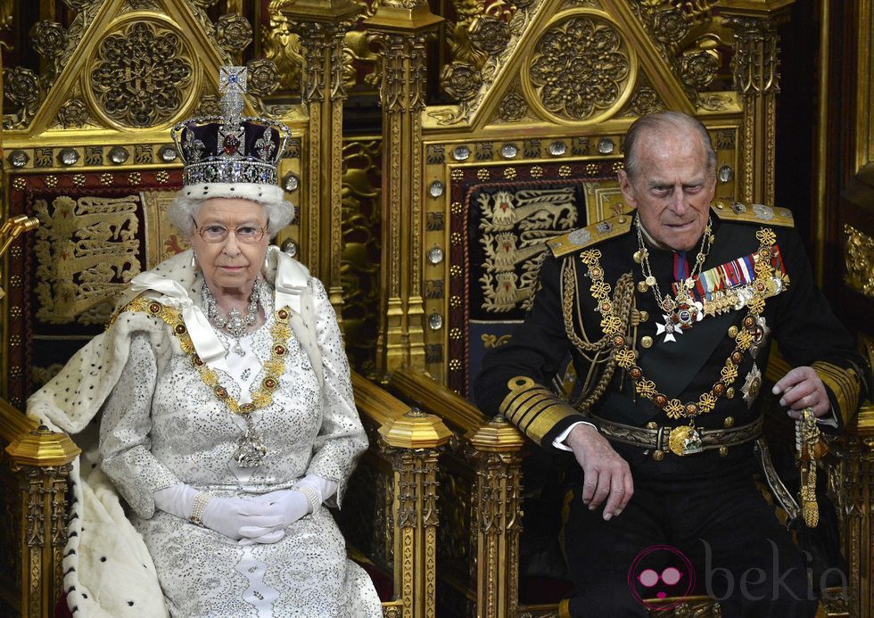 La Reina Isabel y el Duque de Edimburgo en la lectura del programa legislativo del Gobierno Británico