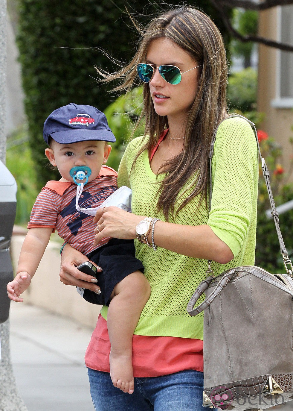 Alessandra Ambrossio con su hijo, Noah Phoenix