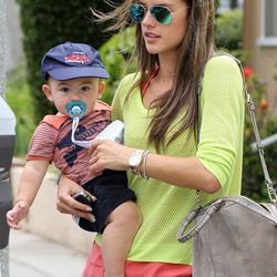 Alessandra Ambrossio con su hijo, Noah Phoenix
