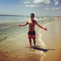 Tom Daley con el torso desnudo en una playa de Florida