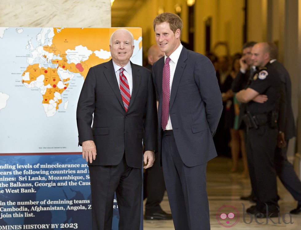John McCain y el Príncipe Harry en la inauguración de una exposición en Washington