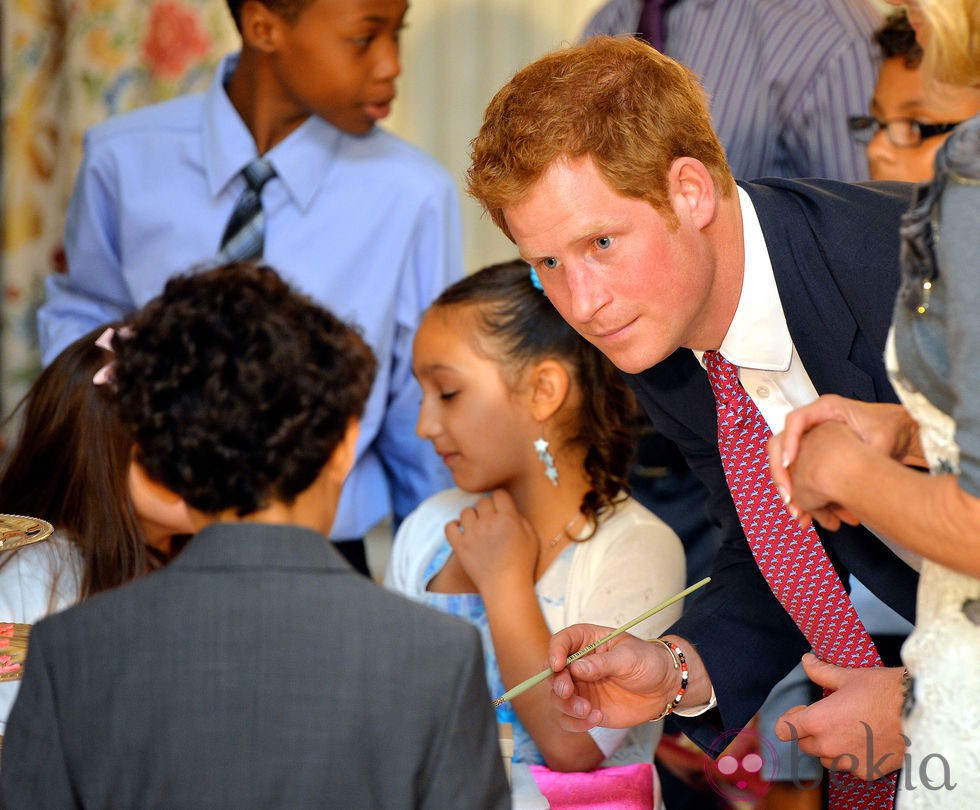 El Príncipe Harry con unos niños en la Casa Blanca