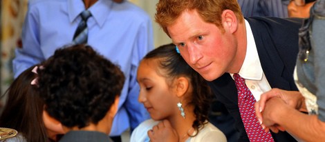 El Príncipe Harry con unos niños en la Casa Blanca