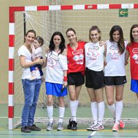 Equipo femenino del partido solidario en Madrid